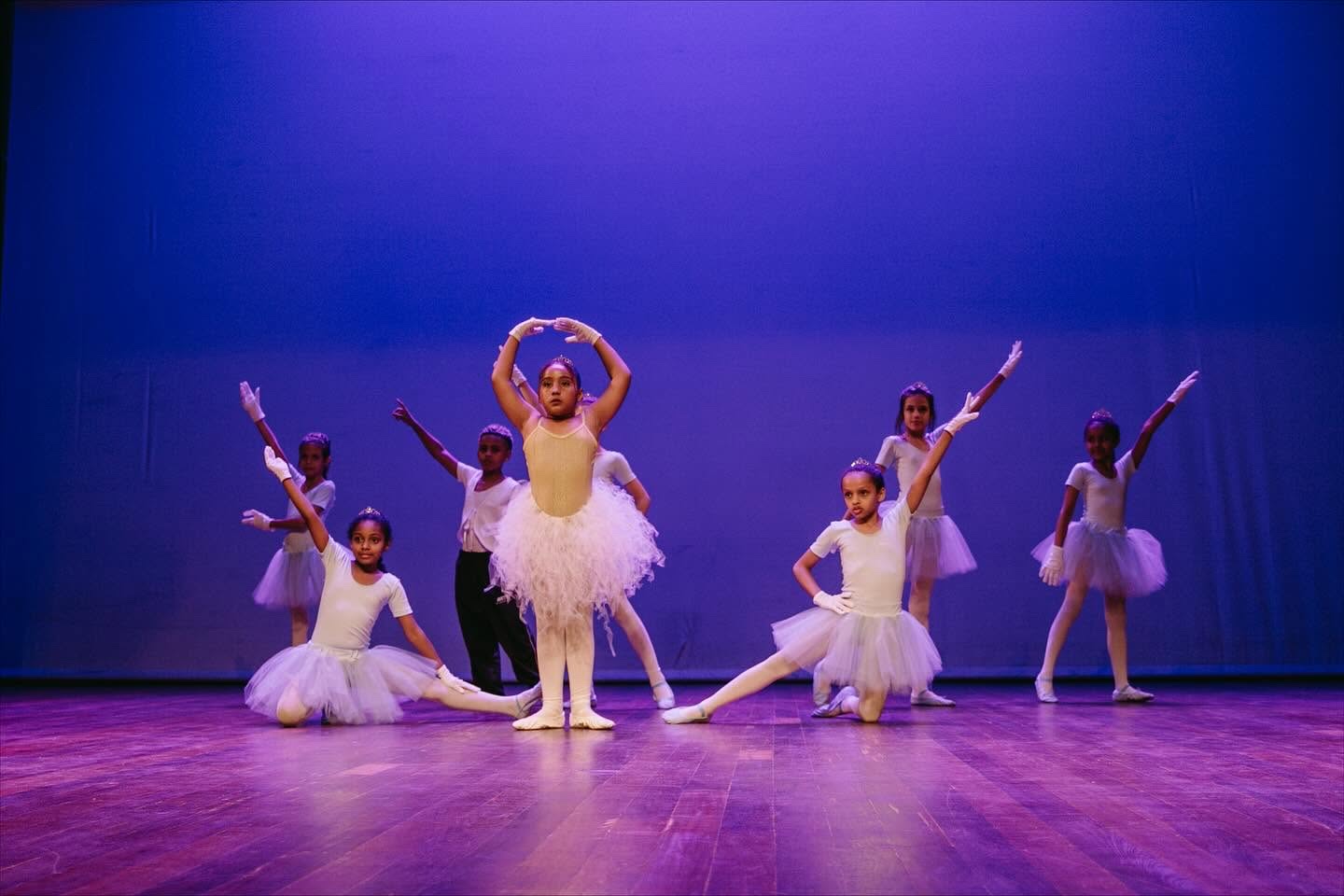 Crianças participando de uma aula de ballet